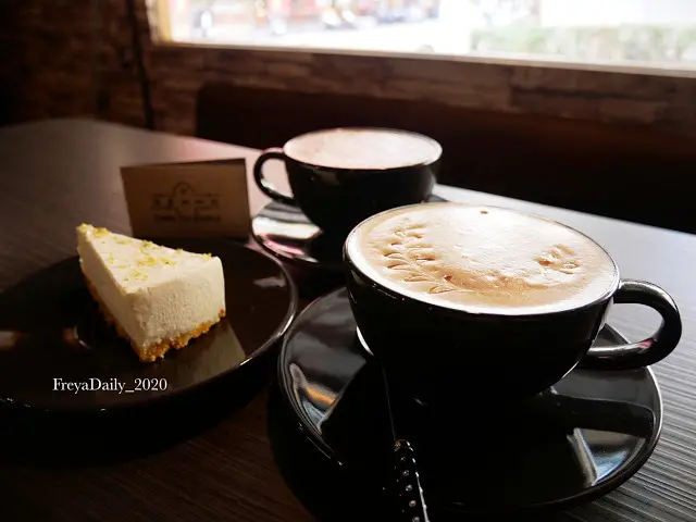 2019, Dec│海島咖啡館│走吧澎湖哪裡玩：澎湖馬公 寵物友善咖啡館 超可愛店貓坐檯