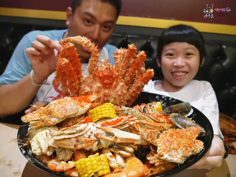 【中壢美食】威尼斯影城旁邊《紅唇蟹美式手抓海鮮》父親節大餐整隻帝王蟹和日本A5和牛排~體驗美式豪邁超過癮吃法！ | 哪哪麻