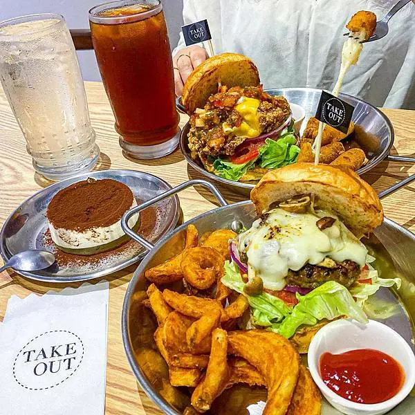 (台北民權西路站)TakeOut Burger&Cafe 民權店 台北美食聚餐漢堡餐廳推薦 手工漢堡滿滿起司手做漢堡排多汁可口  提拉米蘇好吃!內有三隻可愛店貓