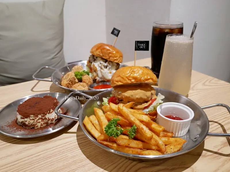 2020, Feb│Take Out Burger&Cafe 民權店│走吧台北哪裡吃美食：台北中山區 民權西路站 超好吃手工漢堡 貓奴必訪美式餐廳