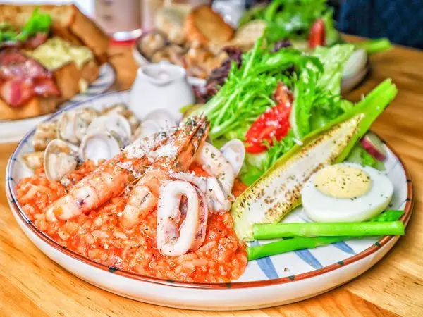 【台中】迷路&Elk。平價餐酒館，早午餐、酒精飲料都有喔~適合多人聚餐、情侶約會、朋友小酌