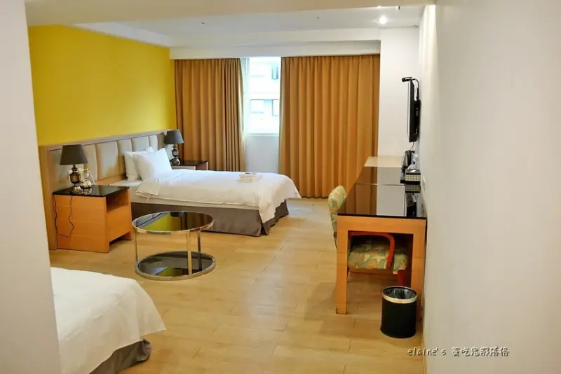 吃住。台中北區《香榭驪舍大飯店》房間超大床舖舒服，就像在家裡一樣自在。台中一中住宿推薦