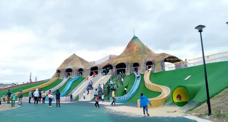 獅山多功能運動公園。苗栗免費親子景點，沙坑、攀爬網、火炎山造型溜滑梯等多項兒童遊具，附停車場