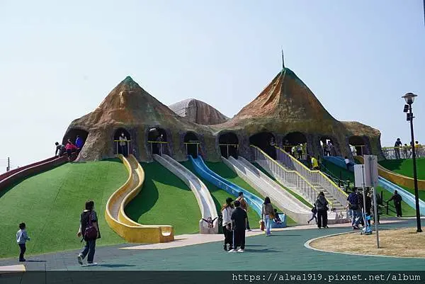【2021苗栗竹南免費景點】獅山多功能運動公園，免費入場。停車方便。火炎山造型溜滑梯超好玩。苗栗親子景點