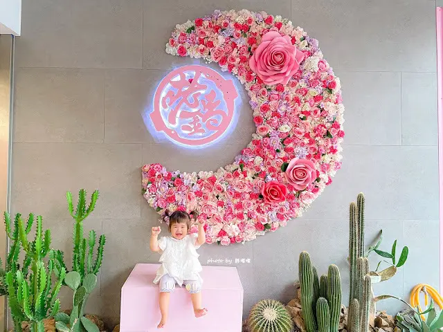 【台中 南屯】咾鍋風味鍋物-超粉嫩好拍火鍋店，使用十八養場紅玉雞，肉質軟嫩，座位不多記得先預約，對面就是停車場超方便，親子友善餐廳
