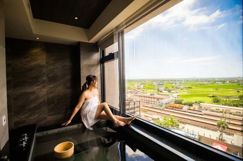 [宜蘭礁溪]礁溪頂級溫泉飯店推薦，住房優惠下午兩點退房，玩好玩滿！徹底享受山形閣溫泉飯店 Yamagata Kaku Hotel & Spa - 大手牽小手。玩樂趣