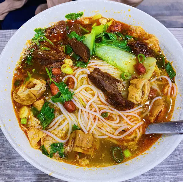 [台北小吃]萬華區龍山寺站「艋舺螺螄粉 桂林米粉」越吃越回味的大份量道地美食/湯頭配料多元卻彼此均衡/麵體香Q的螺絲粉/附菜單