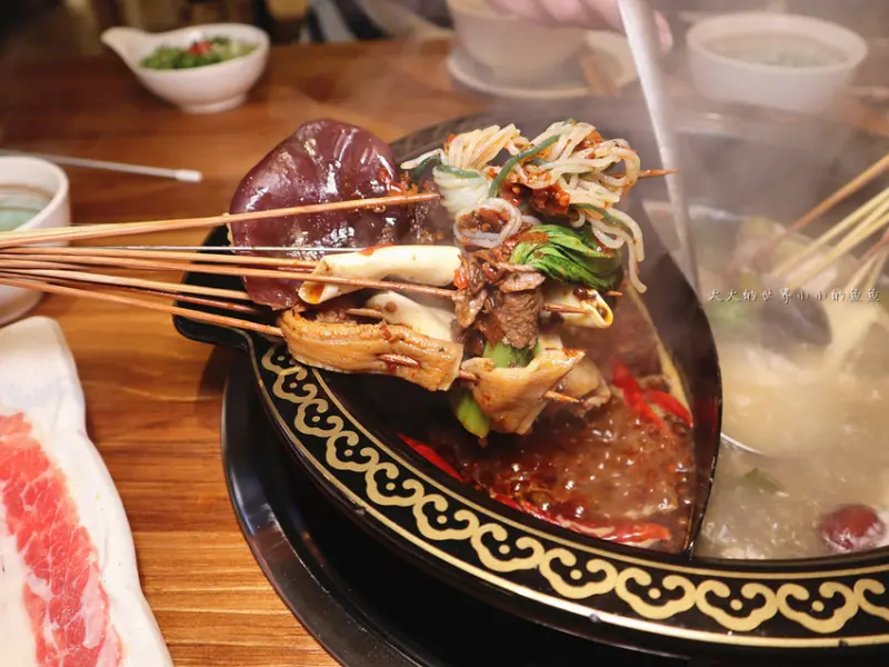 【辣二爺麻辣涮串/忠孝敦化站】新開幕 辣二爺麻辣串串　超道地四川味兒 各式串串一串15元！重慶小麵、豬喉嚨必點/湯頭香麻油辣  超帶勁！