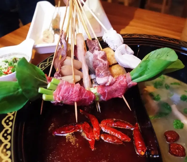 【辣二爺麻辣涮串｜忠孝敦化站】爽辣%數無以言表，超道地四川味兒！一串15元！「辣二爺麻辣串串」又麻又辣，超夠勁