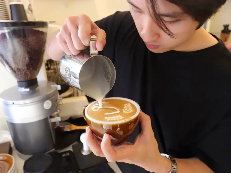 睿咖啡 Barista_ray coffee：台南冠軍拉花咖啡，插旗臺南美術館2館旁，用銅板價格就能喝到一杯擁有藝術拉花的好咖啡 - 進食的巨鼠