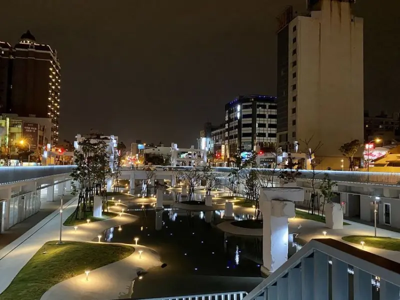 河樂廣場The Spring：重生後的中國城，變身為絕美潟湖景色.親子遊樂廣場「河樂廣場」/夜景全拍攝/台南最新打卡點/富比世評鑑「世界七大令人期待公園」｜蘋果手機-iPhone 11 pro-max