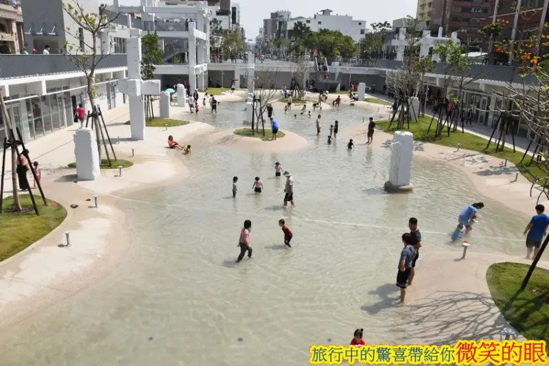【台南】河樂廣場The Spring|世界七大令人期待公園之一|下凹式潟湖設計|親子戲水好去處|越夜越美麗