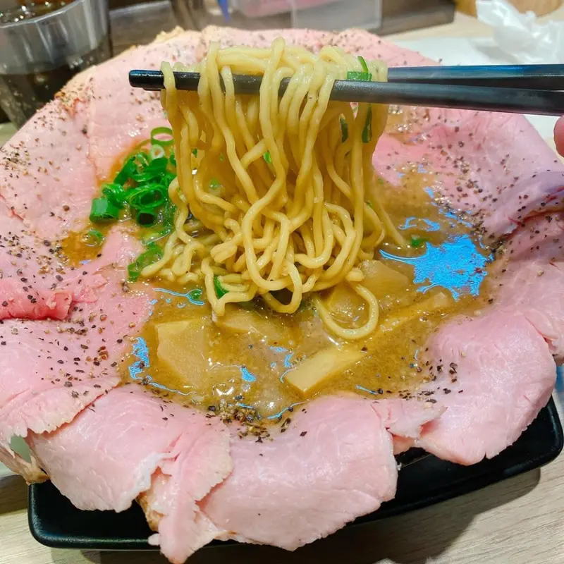 双豚拉麵（双豚ラーメン）】濃湯醬油叉燒拉麵超狂 叉燒肉吃不完啊!日式道地拉麵板橋人氣拉麵店♥食尚期貨小咪分享板橋好吃拉麵店