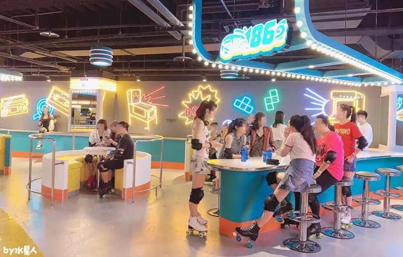 懷舊冰宮回來啦！全台首創互動科技四輪溜冰場，超多網美打卡熱點，還有KTV練歌房