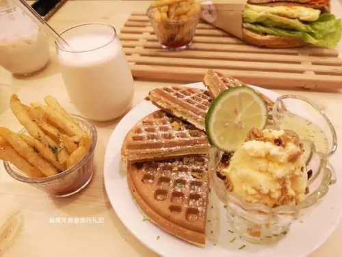 【台中 后里】后里早午餐、甜鹹鬆餅、熱壓吐司、咖啡、提供WIFI、育嬰室、寵物友善餐廳『春坂Harusaka』