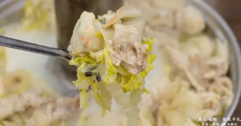 高雄左營︱劉家酸白菜火鍋中正堂創始店　利用下午火鍋半價優惠時段，把酸香誘人的酸白菜火鍋吃翻天吧！