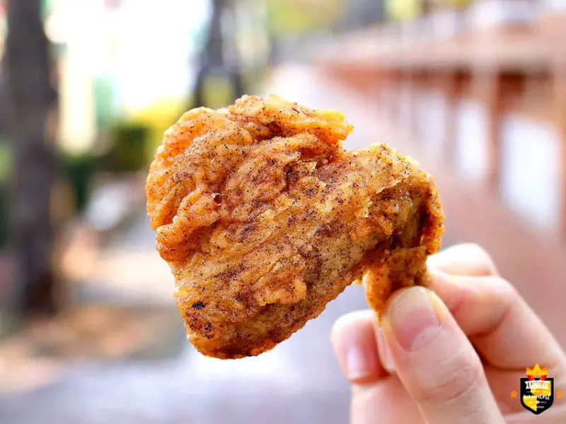 台南炸物攤／無招牌只賣4樣飄香20多年／每日限量只賣3小時／晚來連屑屑都吃不到／一擺攤就大排長龍／在地人下午茶就愛這一味