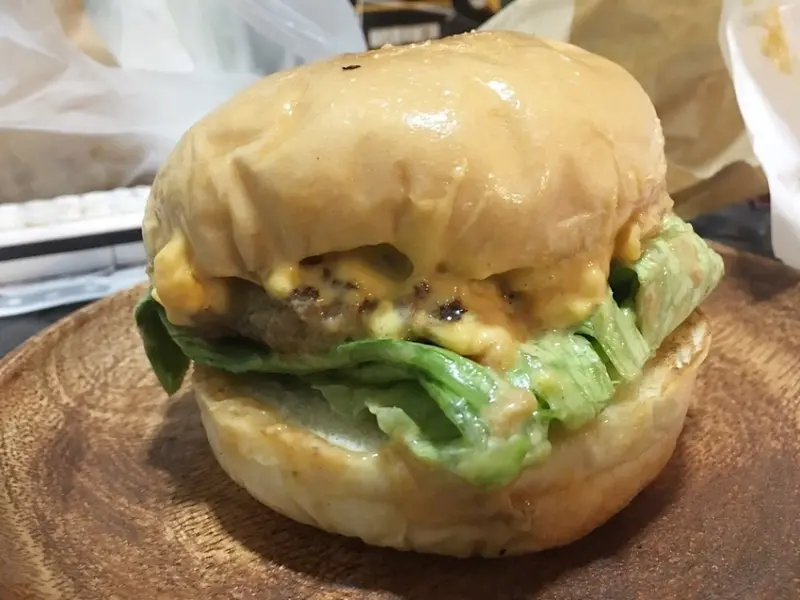 [南崁菜鳥覓食記] 李記古早味麵糊蛋餅~好吃手打漢堡。大園 - 美式漢堡餐車這裡有