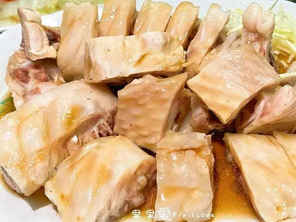 嘉義熱門排隊名店，必點火雞肉雞翅，Ｑ彈的膠質，鮮嫩的肉質，讓人愈吃愈唰嘴　香Ｑ鮮香的不柴火雞肉飯．米飯粒粒分明，肥瘦參半的火雞肉吃起來清爽不油膩　親子寵物友善　毛孩不限大小最少要牽繩