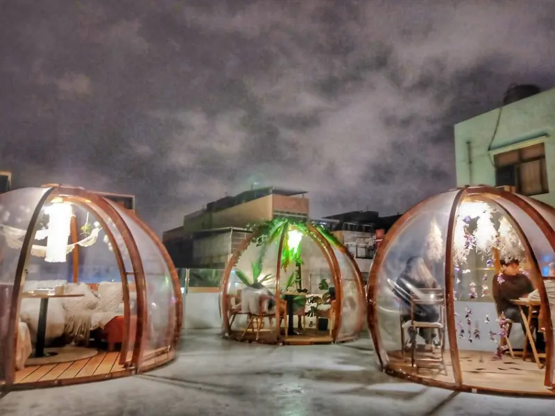 在玻璃球包廂裡面抬頭看星星，超浪漫泡泡屋就在中壢這家新開幕的餐酒館裡!!