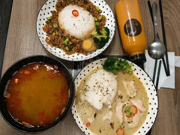 高雄鹽埕區=<食>【泰老食】真的太老實的我要來跟你們分享這家完全美味，一個人也能輕鬆品嘗的泰式料理！高雄泰式分享＊單身經濟也沒問題=