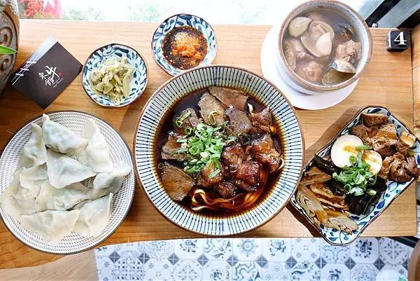 中山區牛肉麵推薦-東館.牛.以中藥材和新鮮蔬果熬煮的台北牛肉麵.近南京復興捷運站