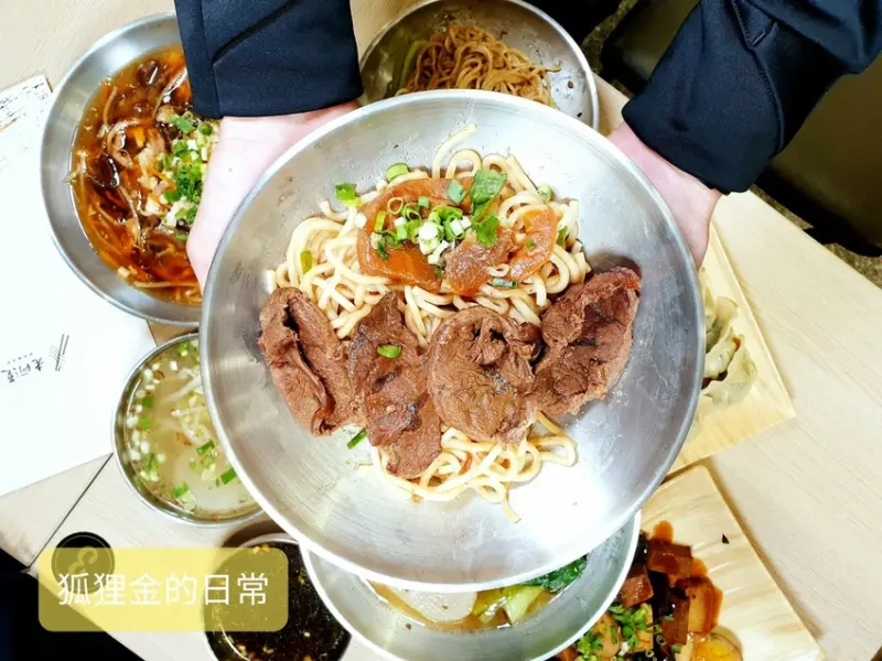 台中美食 │ 老阿漠經典麵食館 被牛肉麵耽誤的手工水餃 還有份量CP超高的酸辣泡飯