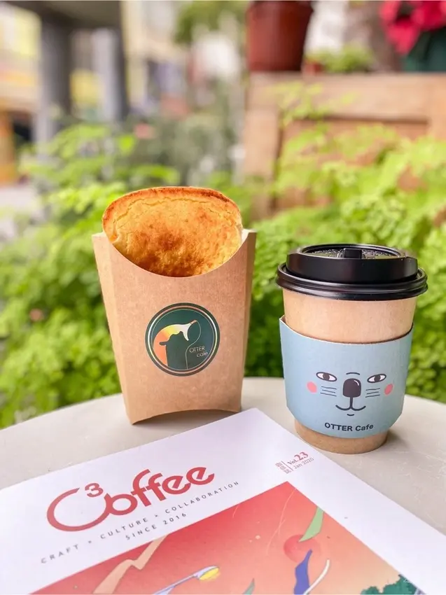 | 高雄美食 | 從三輪車開到店面的平價咖啡/超可愛奶酥好好吃/OTTER cafe