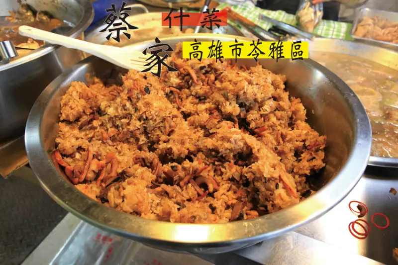 吃。高雄｜苓雅區｜武廟市場美食。專賣什菜湯、豬血湯、炒米粉、芋頭油飯、麻油雞及茶碗蒸等，整體口感中規中而已定價合理「武廟市場蔡家什菜」。