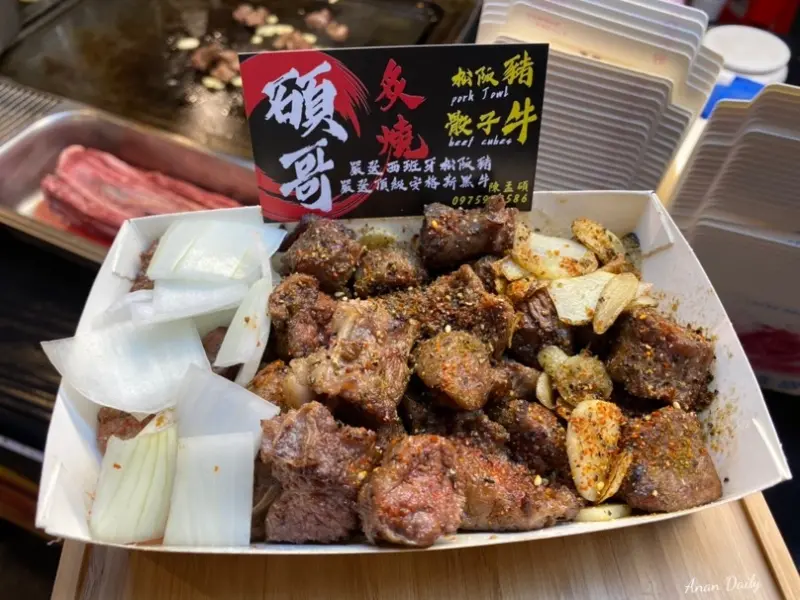| 高雄美食 |肉控一定要收藏！超厚原塊牛排/超厚松阪豬吃一次就上癮/碩哥炙燒骰子牛松阪豬/瑞豐夜市必吃每日販售