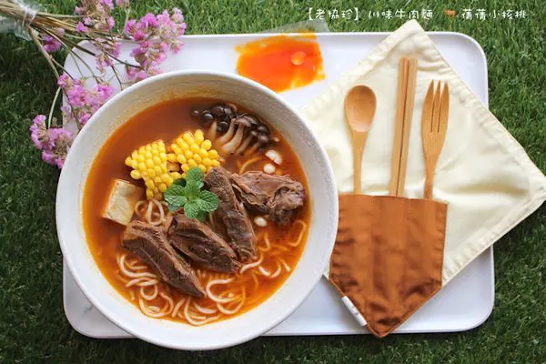 【宅配美食】老協珍-川味牛肉麵 。 只要5分鐘，零廚藝也能煮出原汁原味醇厚湯頭×肉質軟嫩厚實的牛腱子肉×Q彈麵條，這等老饕級的銷魂牛肉麵！