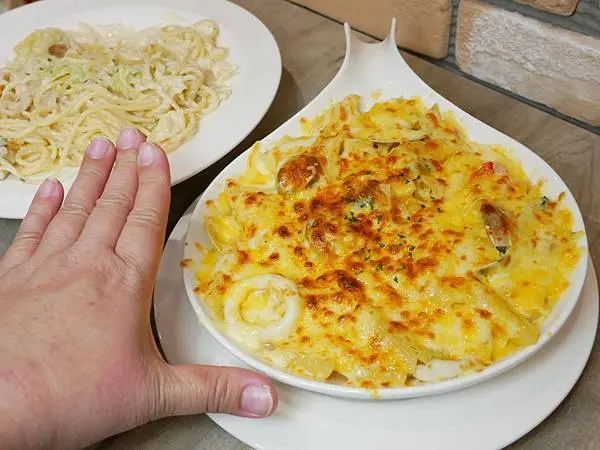 【西門義大利麵】平價超大份量！誰說義大利麵吃不飽？這裡有比臉大的焗烤~Win Win Pasta 艋舺店  feat. 魔法義大利