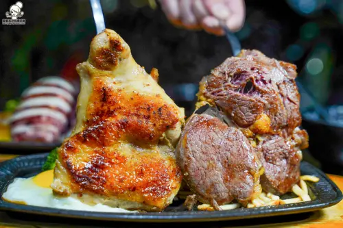 一起瘋鐵板美食，顛覆味蕾原塊肉大口享受 x 比臉還大的牛排｜胖太爺洋風牛排（高雄林森爺店） - 跟著尼力吃喝玩樂＆親子生活