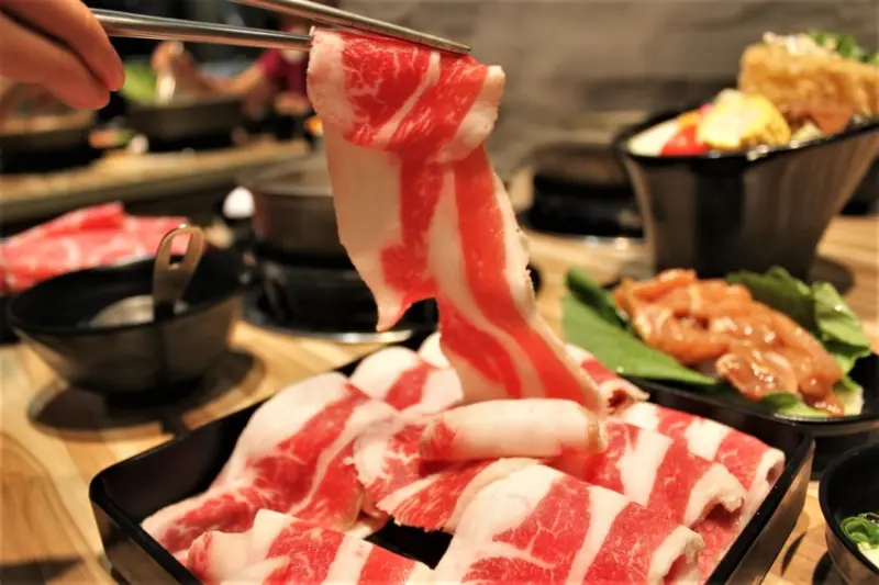 饗食鍋｜永和超高CP值熱門平價小火鍋！吃到流汗再送肉！白飯、冰淇淋、爆米花吃到飽！附近居民及永平高中學生的愛店！新北美食推薦、新北火鍋推薦、永和餐廳推薦、永和美食推薦、永和火鍋推薦