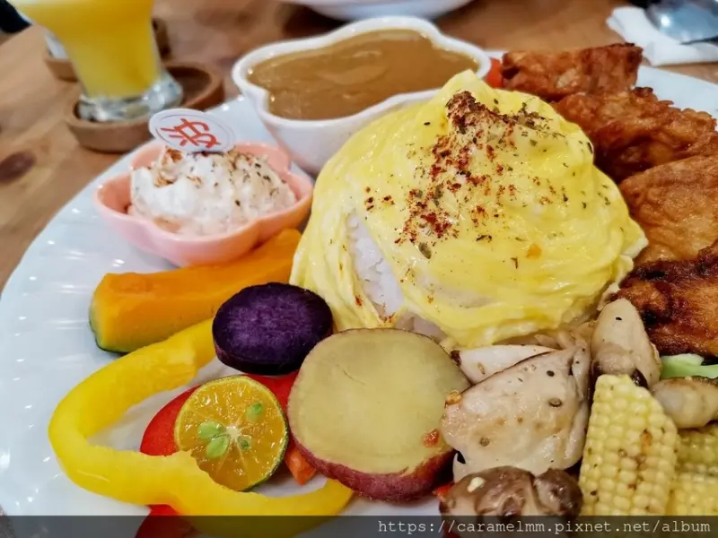 【苗栗竹南】波波HOUSE 滿滿摩艾 網美牆 全天候早午餐 漢堡 三明治 禮服蛋咖哩飯 義大利麵 竹南早午餐 竹南美食