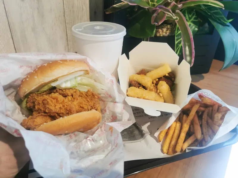 (古亭站)來自韓國知名速食店-MoMs TOUCH 終於也來台北開分店了,台北一號店就在師大旁,讓我不用飛出國就可以回味韓國味