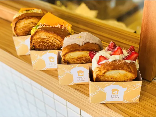 【台北美食￭外帶】ONLY TOAST 偷吃吐司專賣店 x 憨厚吐司料多超扎實，甜舔吐司草莓和芋泥。今天，我只想偷吃吐司║ 台北美食推薦、台大美食推薦、公館美食推薦