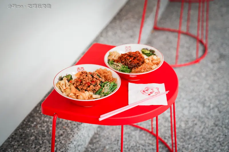 我還有點餓 ▏很潮的便當店 打拋豬配上太陽蛋 大份量吃完絕對不餓。九品芝麻官 經典吵架王匾額 完整呈現~IG打卡座位。捷運文德站