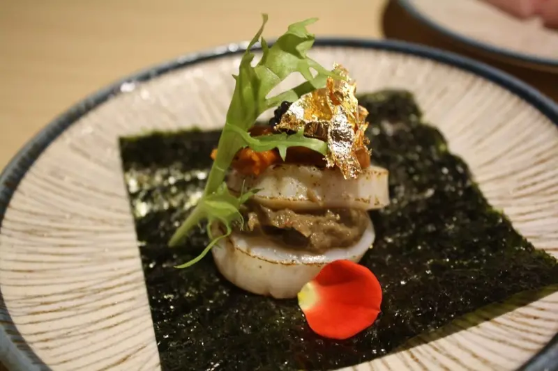 【台北松山區日式料理推薦】歐買尬海鮮串燒-金箔壽司與炙燒大干貝佐海膽蟹膏堡讓人捨不得吃掉~套餐選擇份量十足