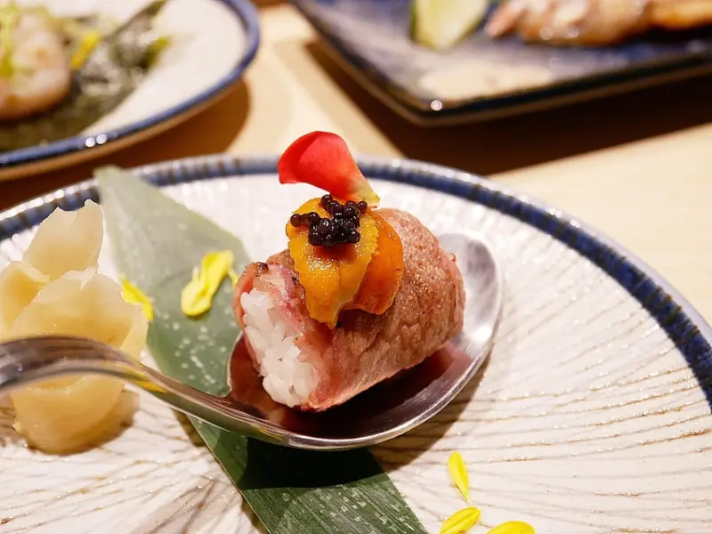 台北大安區日式料理，生意好到在對面開二店，來過節店家免費送上海鮮蛋糕，$399酒類暢飲不限生啤，現在還有淑女日，女孩們喝起來-歐買尬海鮮串燒二店