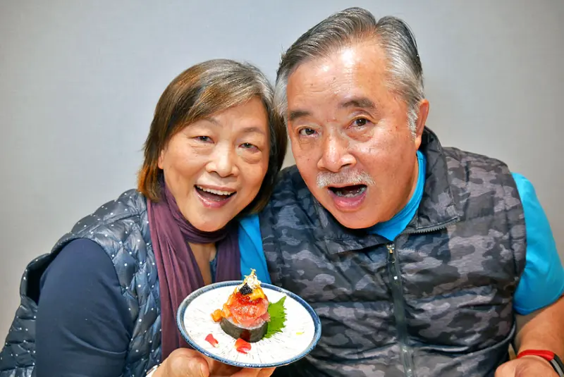 吃。台北松山《歐買尬日式海鮮串燒 市民二店》市民大道最熱門的日式料理店，二店獨家套餐還有超奢華金箔壽司。台北松山區日式料理推薦