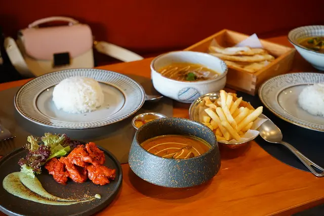 嘉義美食推薦~盛食咖哩店 印度咖哩專賣 嘉義不止只有雞肉飯 值得放棄雞肉飯和砂鍋魚頭也一定要來試試的印度咖哩 吃咖哩抗新冠肺炎XDD