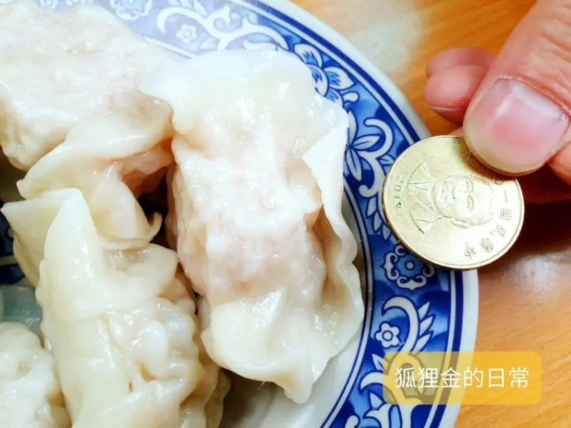 台中美食 │ 鮮蒸餃金元寶 美村路最新人氣巨無霸水餃店 夢幻鮮蝦水餃這名稱太吸眼球 近審計新村國美館