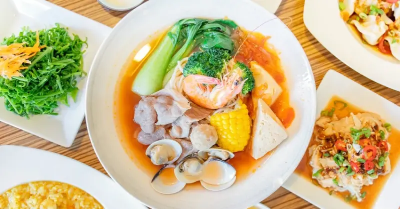 芳鄰廚房，新鮮手作料理，大推番茄與南瓜湯頭，麵類、飯類、火鍋、手工餃子通通吃得到