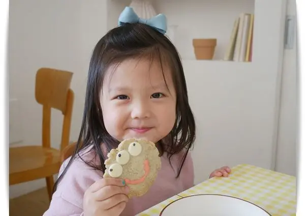 台南韓系咖啡店「Cafe_about moon」粉粉嫩嫩鵝黃色 ♪