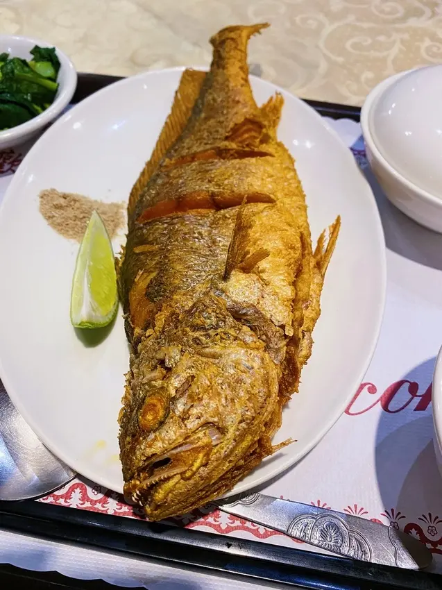 [台北小吃]松山區中山國中站「恩典咖啡」平價又澎湃的真材實料簡餐/必點香煎黃魚豪邁又美味/白飯湯品無限續/附菜單