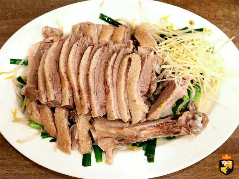 台南鵝肉／近40年老店一開店就排隊／只賣晚餐+宵夜時段／在地老饕從小吃到大／當天備料現煮現切／忠實顧客排隊1小時也甘願