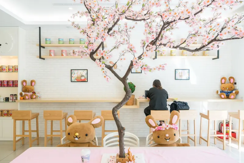 Popo Bunny 花花邦妮｜圓山站兔兔主題下午茶、超夢幻櫻花樹下品嚐酸甜草莓甜筒