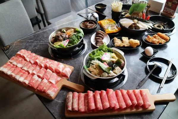 高雄楠梓區=<吃飽>【五鮮級平價鍋物（楠梓店）】不僅附有停車位、更有兒童遊戲區！以高CP值的美食提供給每位愛吃鍋愛吃新鮮愛吃肉的饕客們＊楠梓火鍋推薦=