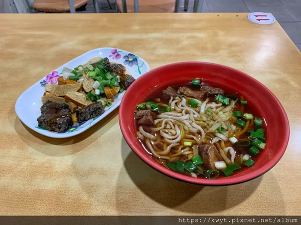 【台南。美食】二饌牛肉麵。新市區必推，超推薦牛肉麵，現燙滷味，內用可免費加湯加麵一次，平價的好味道｜附菜單
